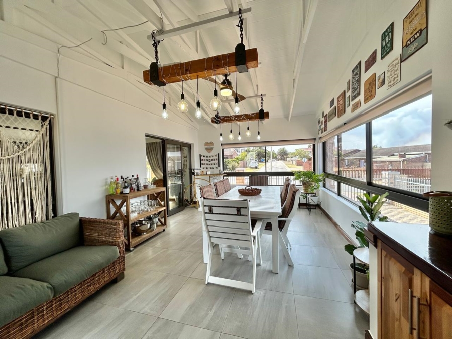 4 Bedroom Property for Sale in Wavecrest Eastern Cape